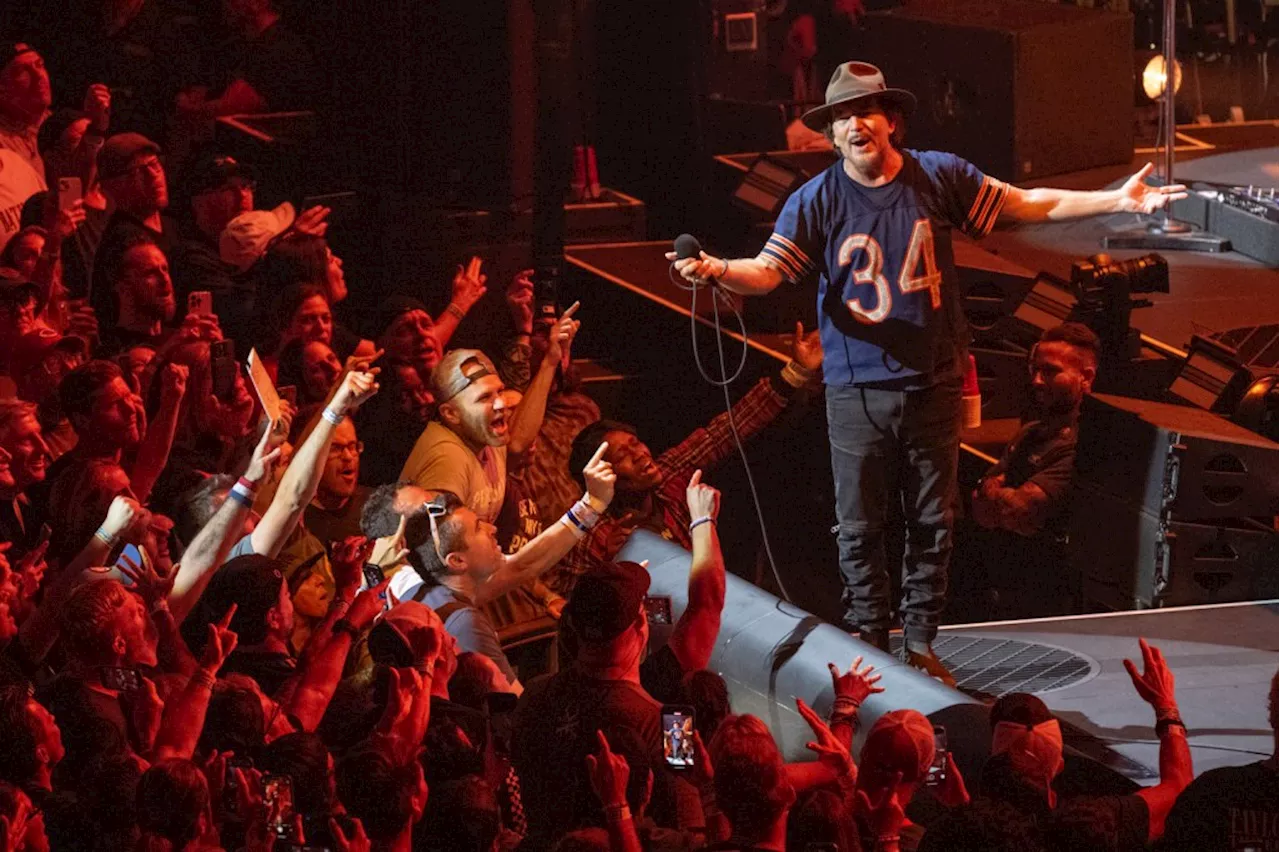 Pearl Jam Revisit ‘Hunger Strike’, Dedicate ‘No Surrender’ Cover to Bruce Springsteen at Sydney Show