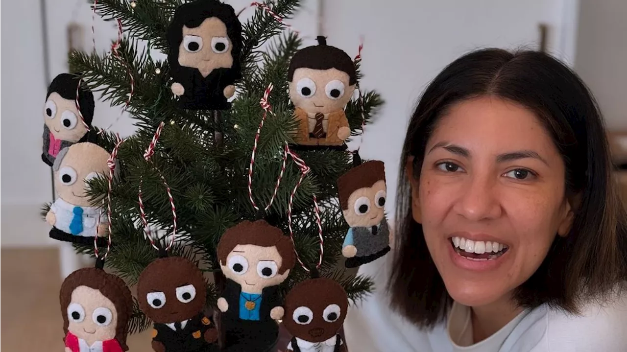 Atriz de “Brooklyn 99” monta árvore de Natal com decorações da série; veja