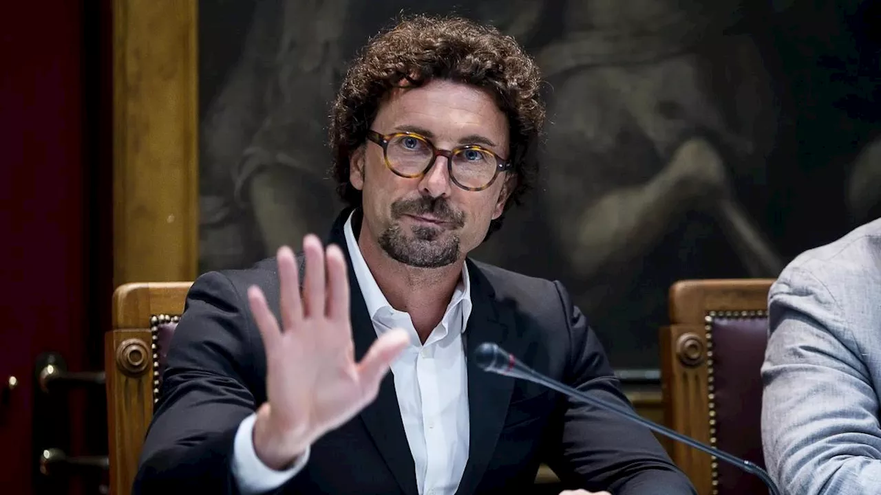 Toninelli dopo il voto M5S: «Grillo impugnerà tutto, il simbolo del partito è suo»