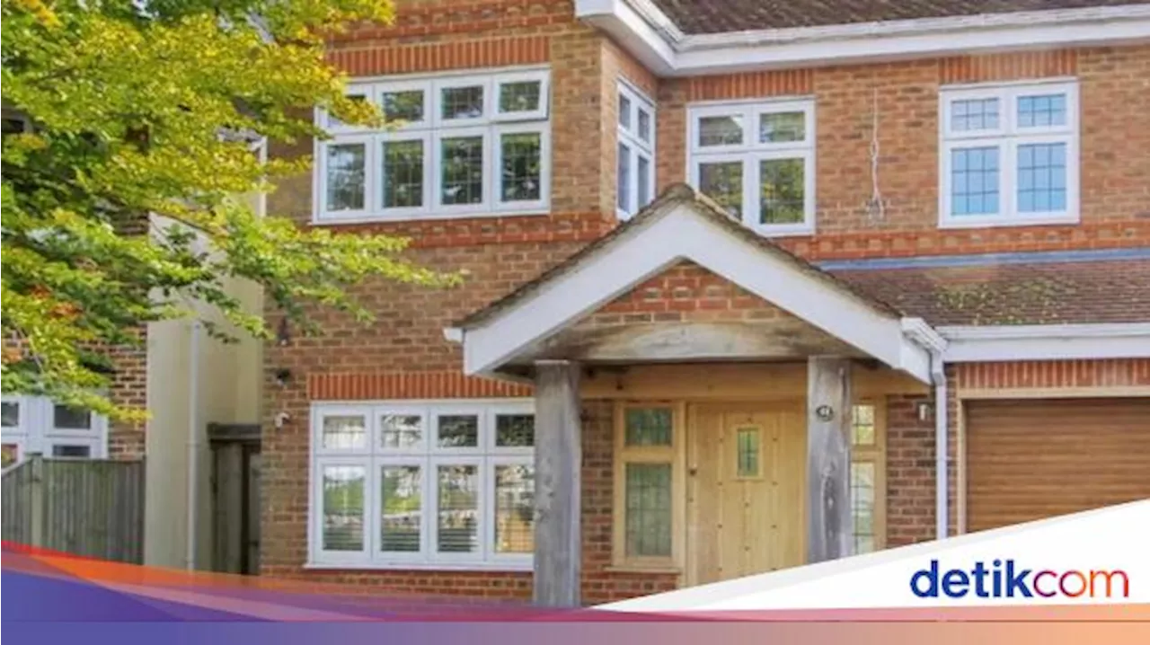 Rumah Unik dengan Tembok Penuh Colokan Listrik