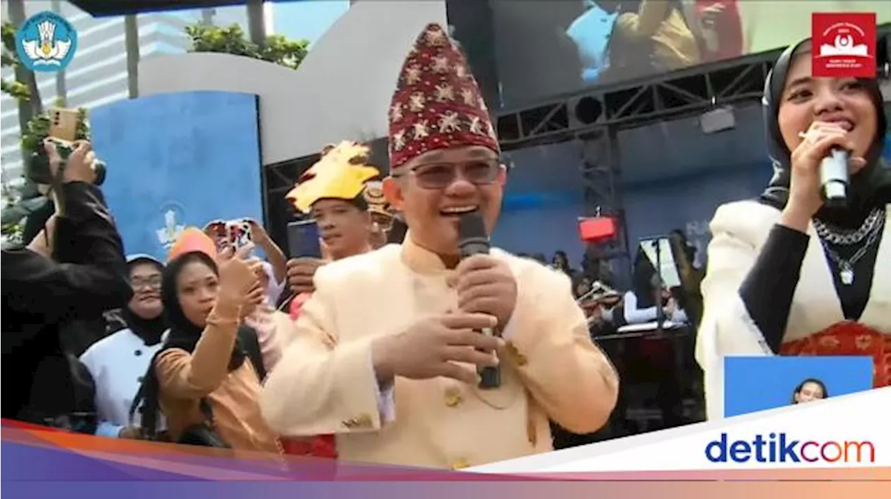 Saat Mendikdasmen Nyanyi Laskar Pelangi di Hari Guru Nasional 2024