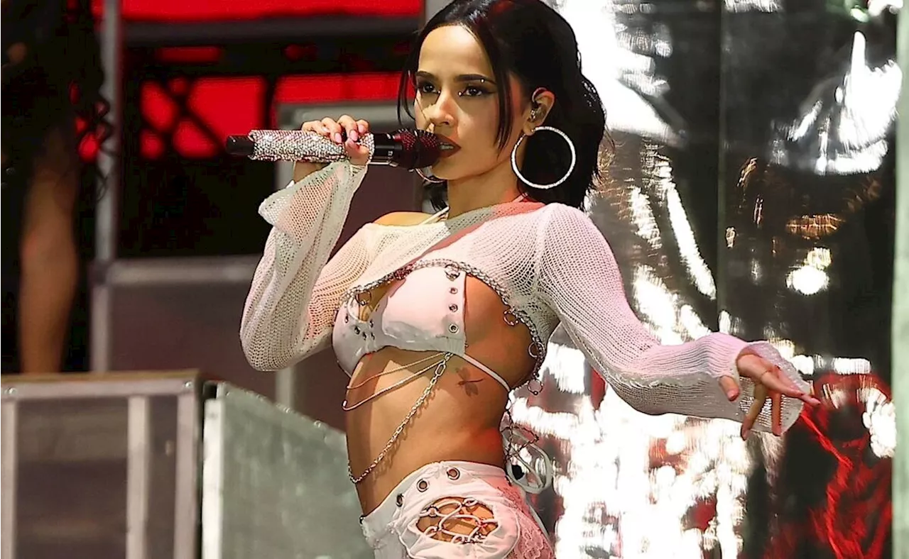 Becky G rinde homenaje a Selena Quintanilla durante su presentación en el Flow Fest