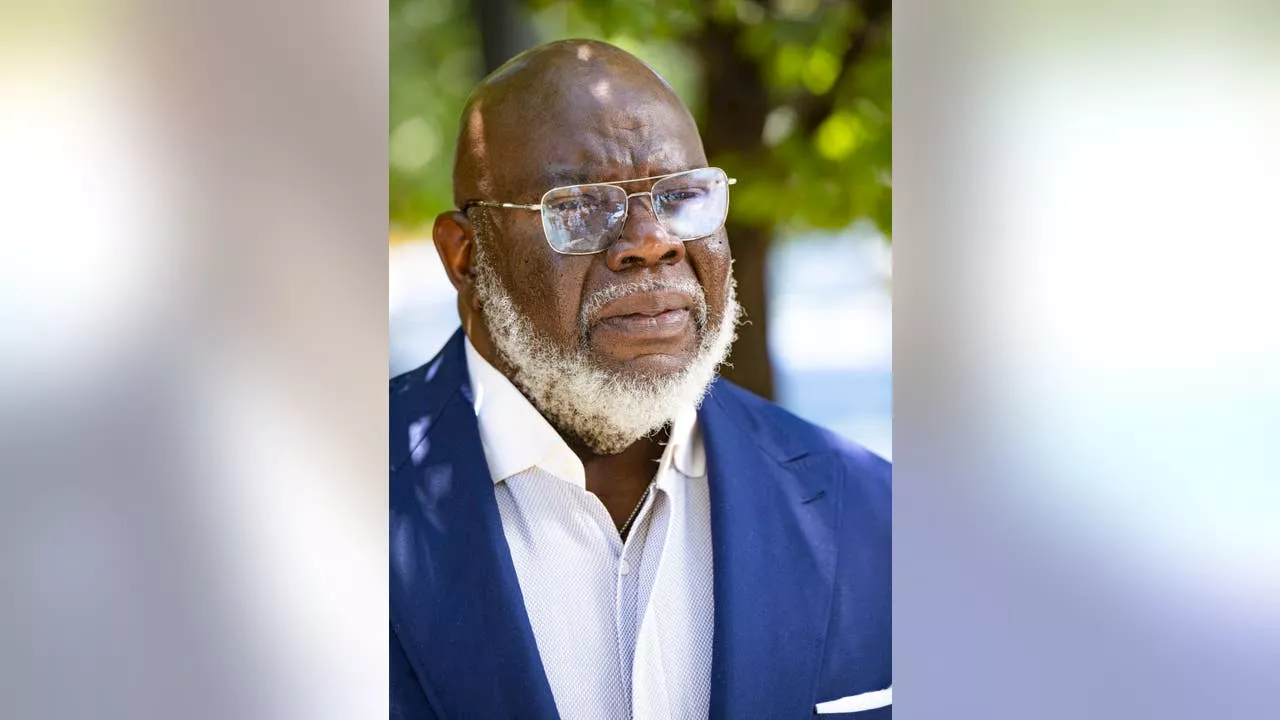 Bishop T.D. Jakes suffers 'health incident' during Sunday service