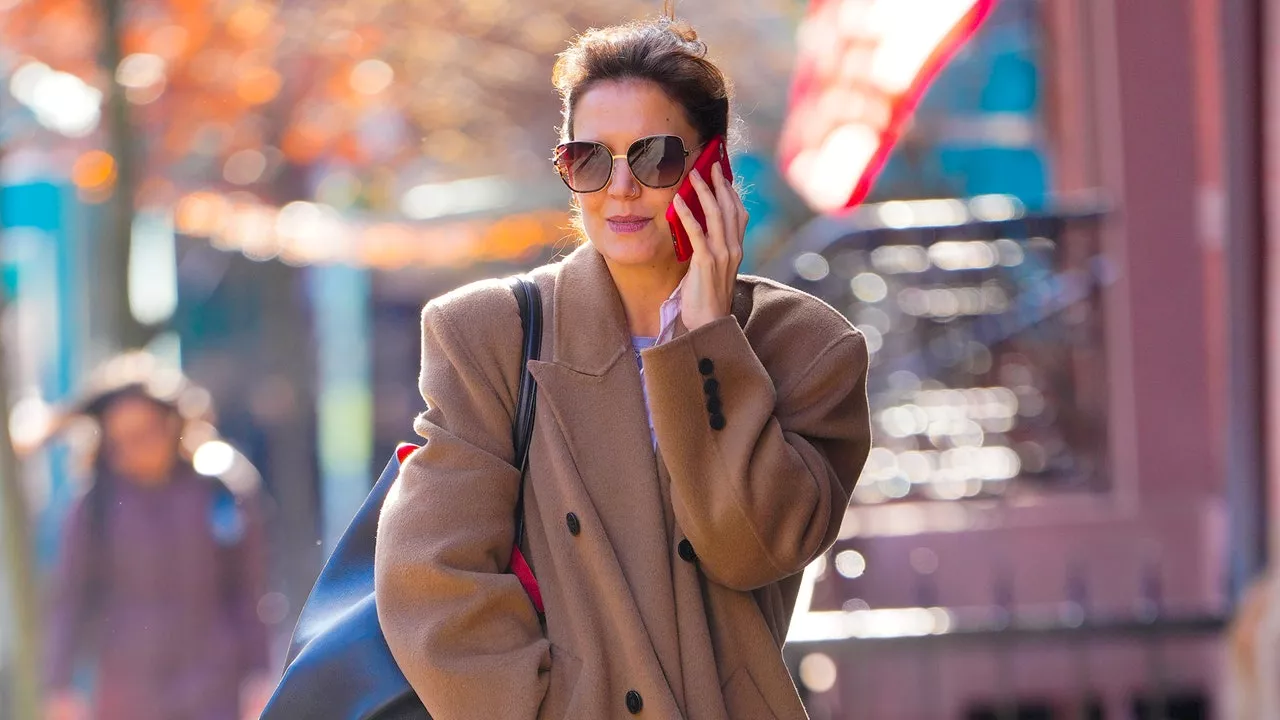 Katie Holmes steps out in the warmest, cosiest jacket in her Big Baggy Coat collection