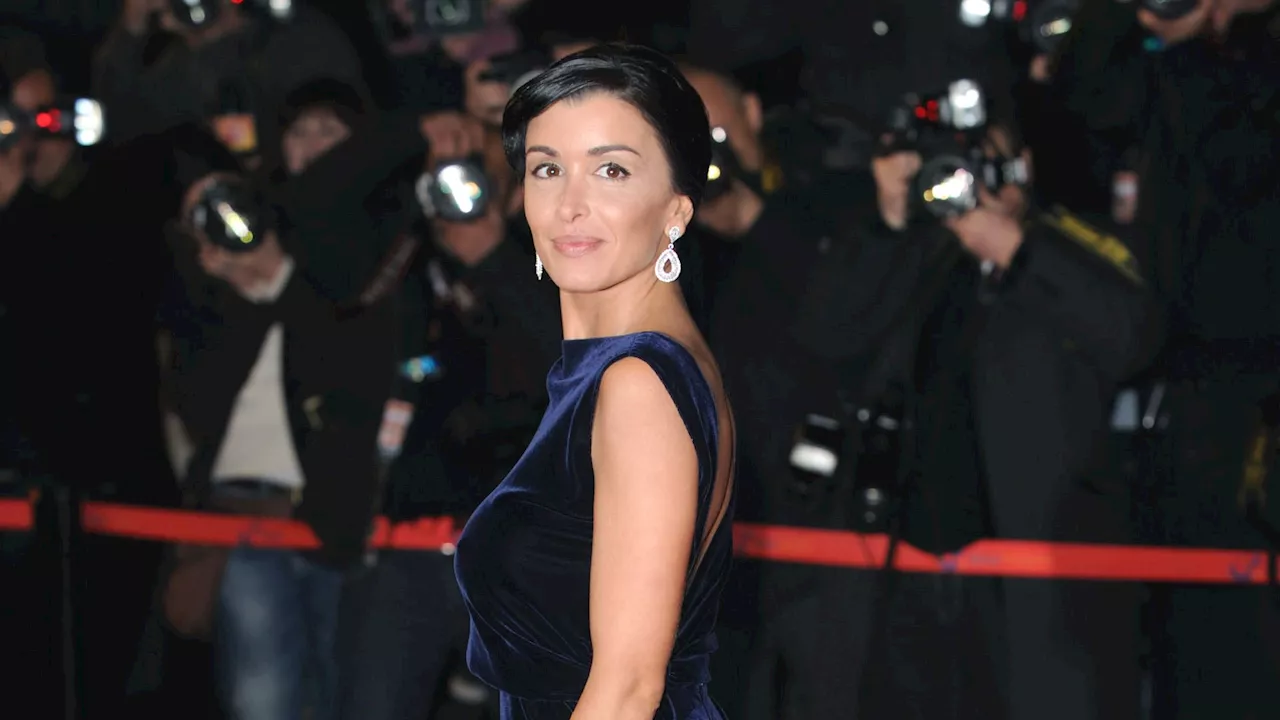 Jenifer en robe nuisette et échancrure à la cuisse fait fondre ses fans