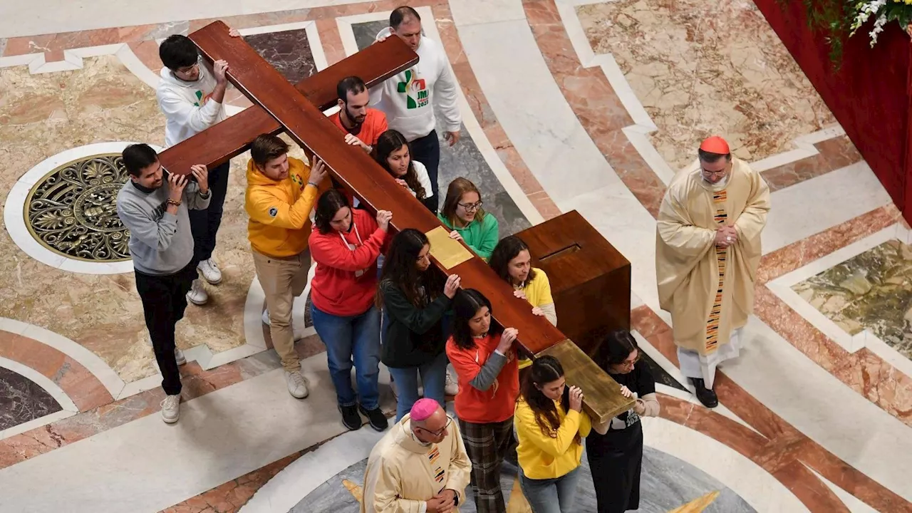 Pope to young people: Have courage to bear witness to hope!