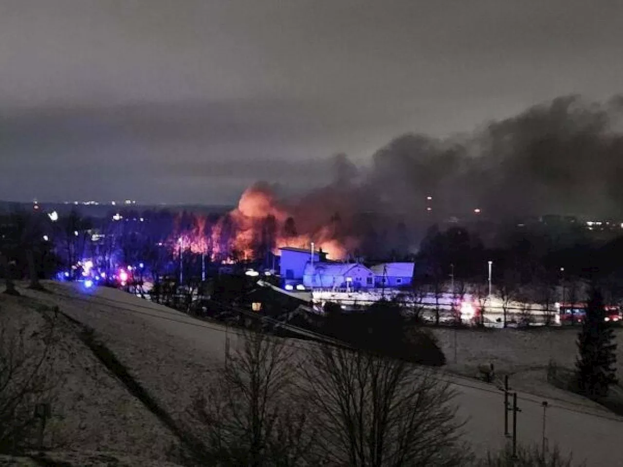 Aereo cargo si schianta contro un palazzo vicino allo scalo Vilnius: un morto e due feriti