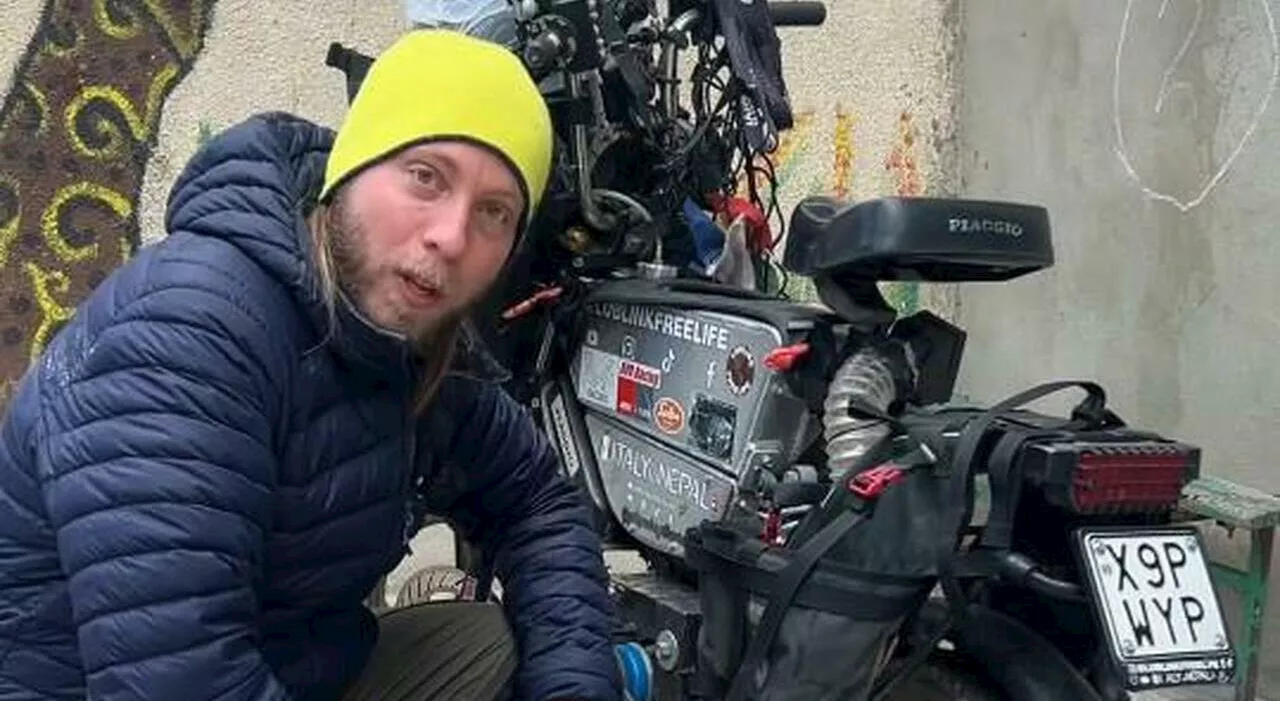 Mirco Di Filippo e l'avventura in motorino: «Ho lasciato il posto fisso e sto andando in Nepal, dormo anche ne