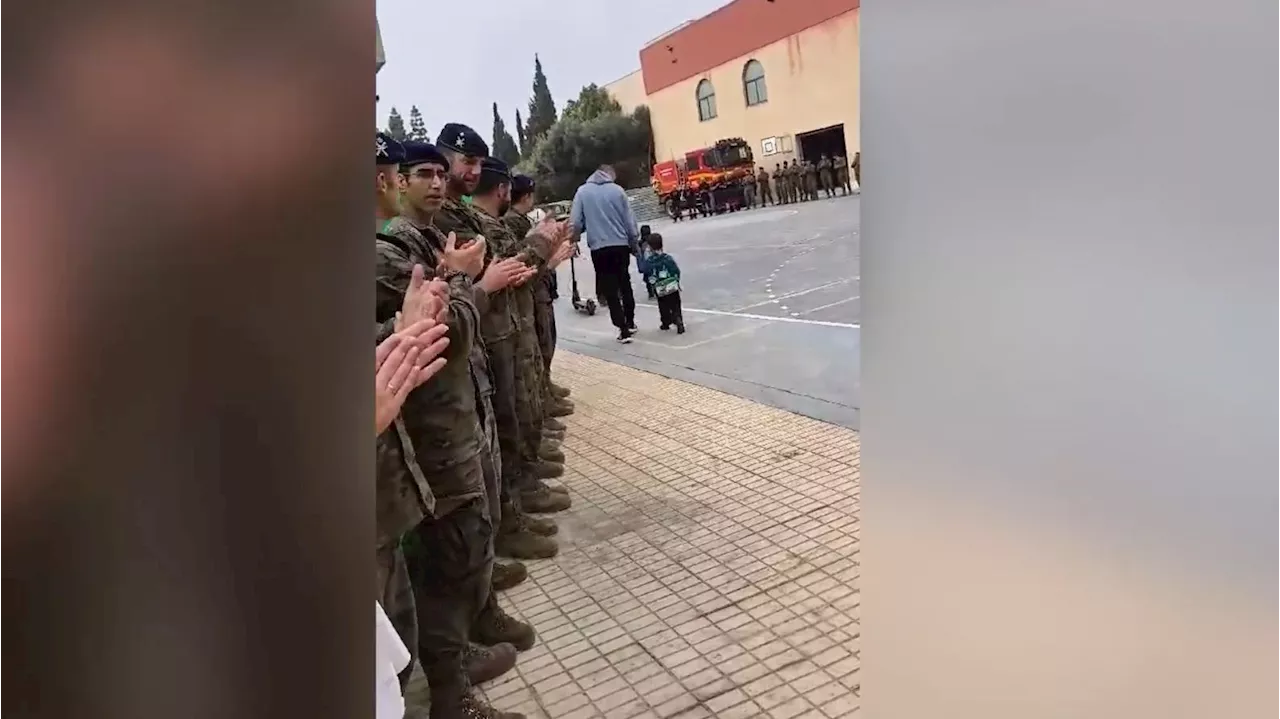 Militares reciben entre aplausos a los alumnos de un colegio de Benetússer