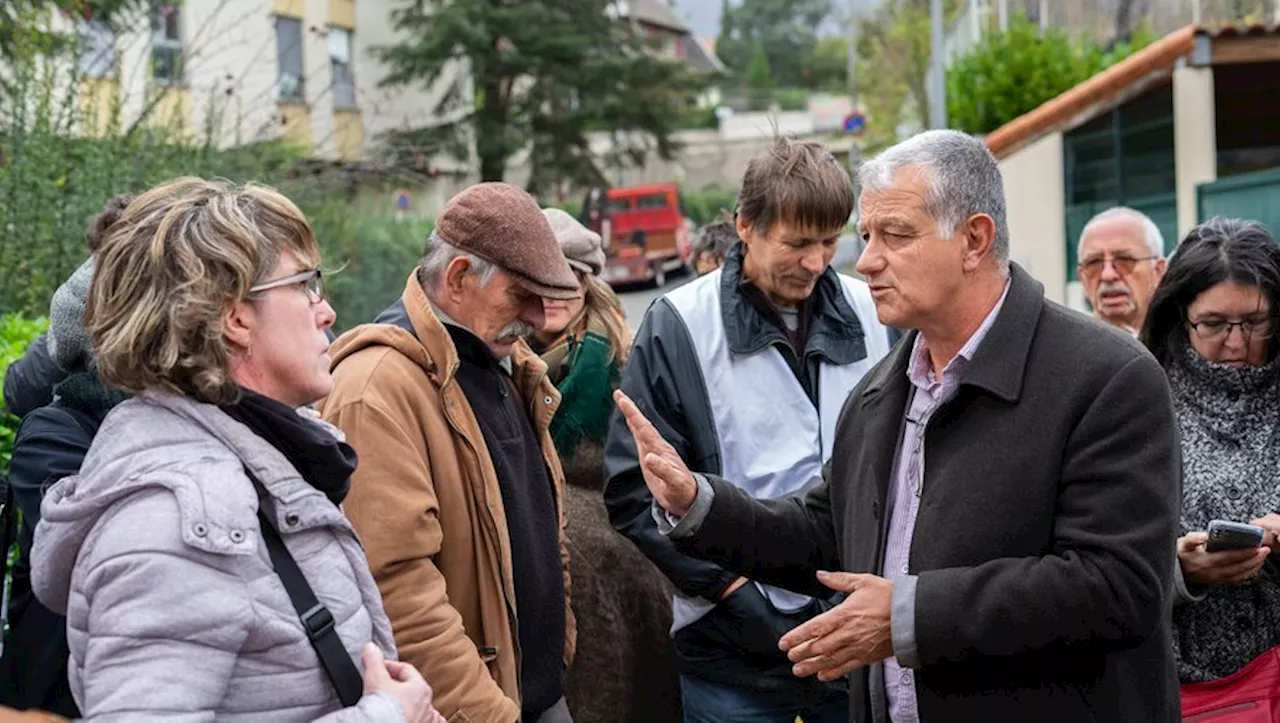 'Une enquête est en cours…' vif échange devant l’hôpital de Millau entre manifestants et directeur