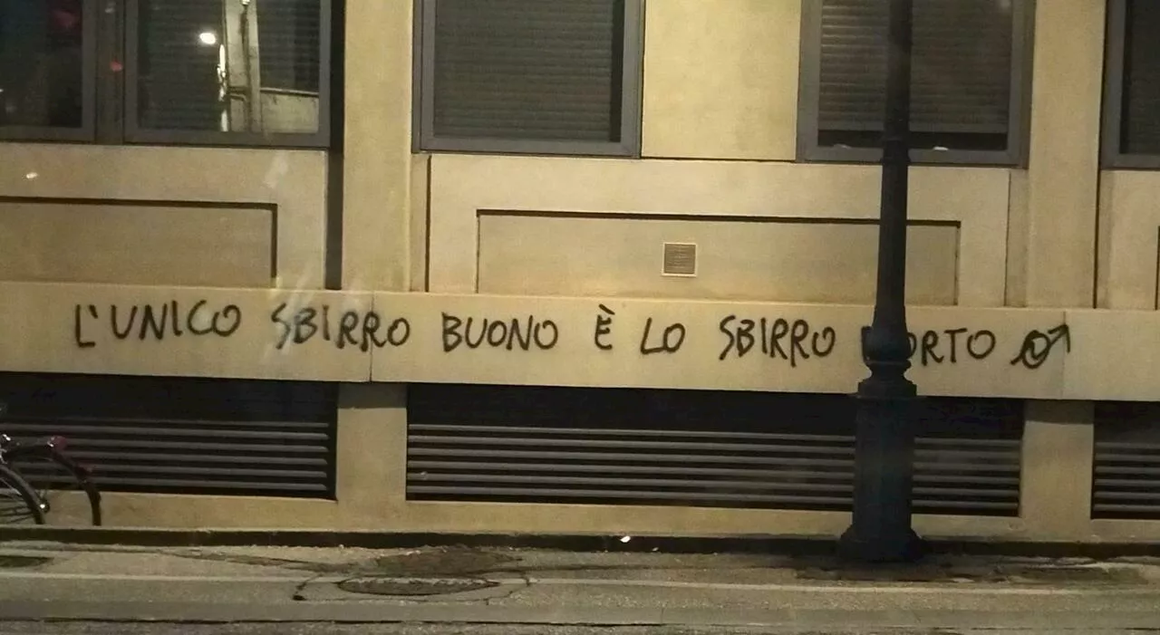 «L'unico sbirro buono è lo sbirro morto», scritta choc davanti alla questura di Padova