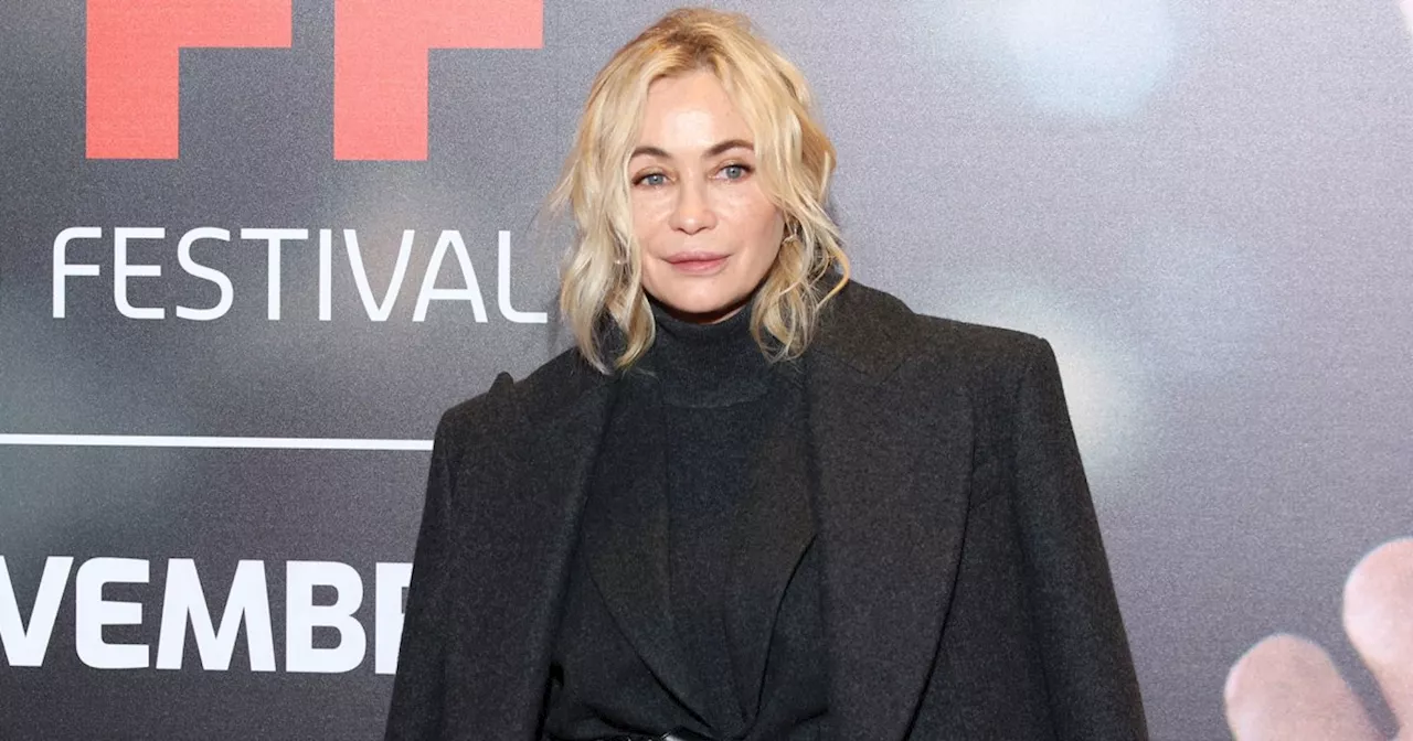 En tailleur pantalon lainé et grand manteau sophistiqué, Emmanuelle Béart se taille un costume d'icône de mode