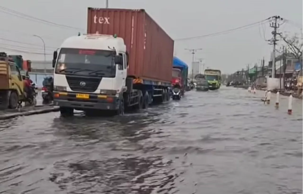 Banjir Rob Rendam Jalur Pantura Semarang-Demak dan Jebolkan Tanggul di Pekalongan