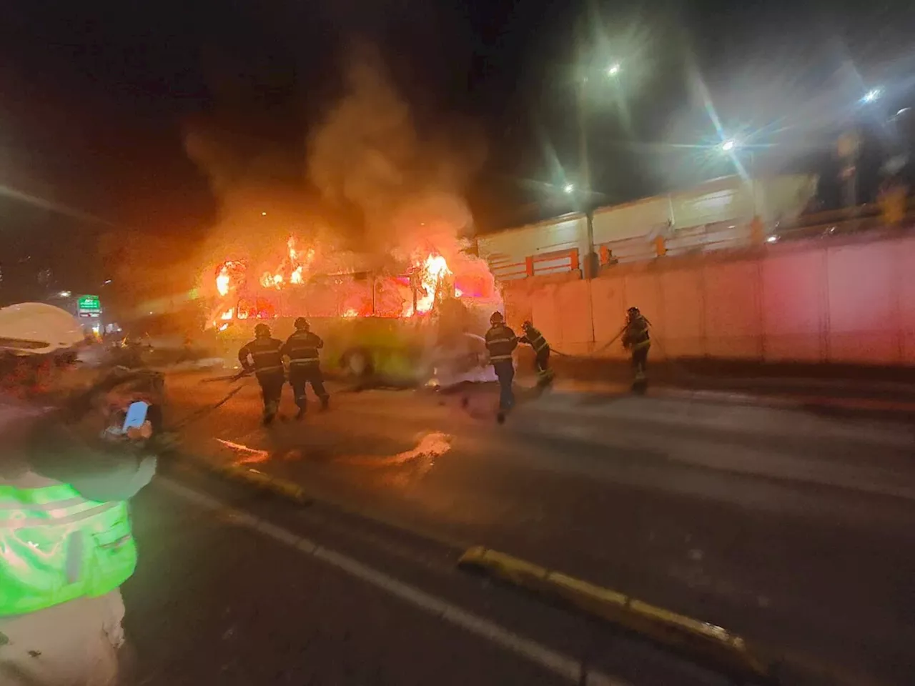 Camión de la RTP-CdMx se incendia en Eje Central