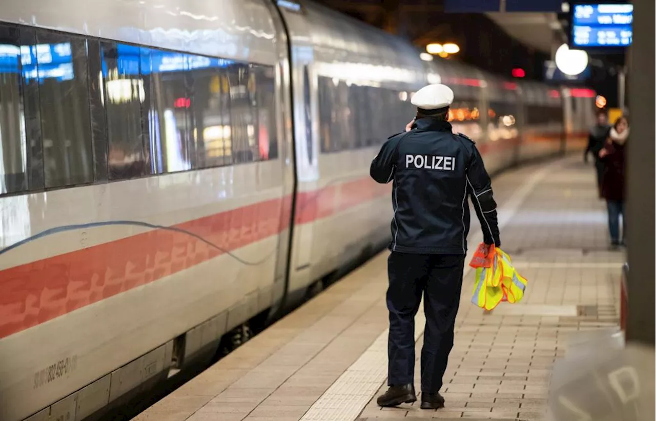 Mann mit ansteckender Krankheit spuckt Zugbegleiter in den Mund – Polizei ermittelt gegen beide