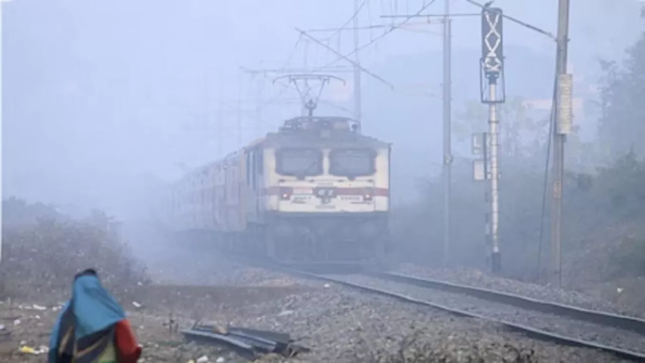 Indian Railway: ट्रेनों पर पड़ रहा मौसम का असर, डेढ दर्जन गाड़ियां चल रहीं लेट, यहां देखें पूरी लिस्ट