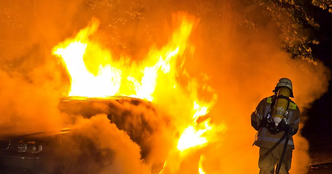 Brennende E-Autos: Bünder Feuerwehrchef erklärt, wie aufwendig das Löschen ist