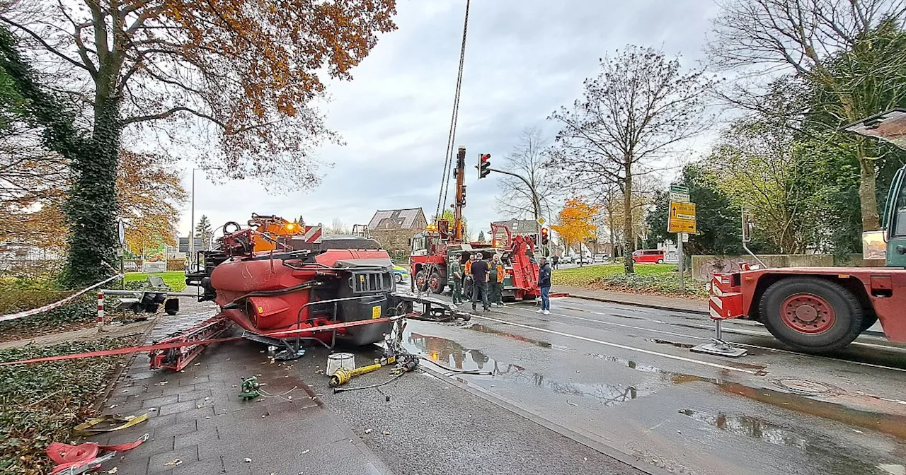 Maschine kippt auf Straße im Kreis Gütersloh um – Flüssigdünger läuft aus