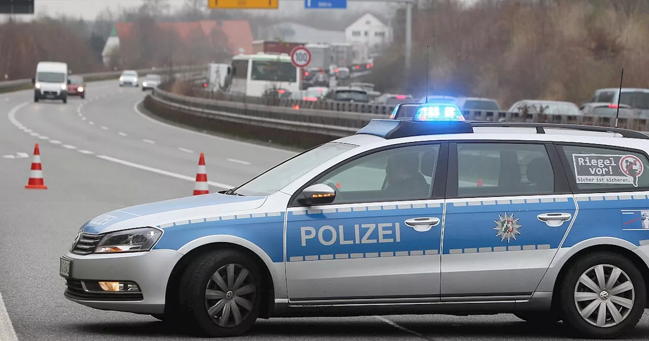 Unfall auf A2 mit vier beteiligten Autos: Schwangere Gütersloherin (30) wird verletzt