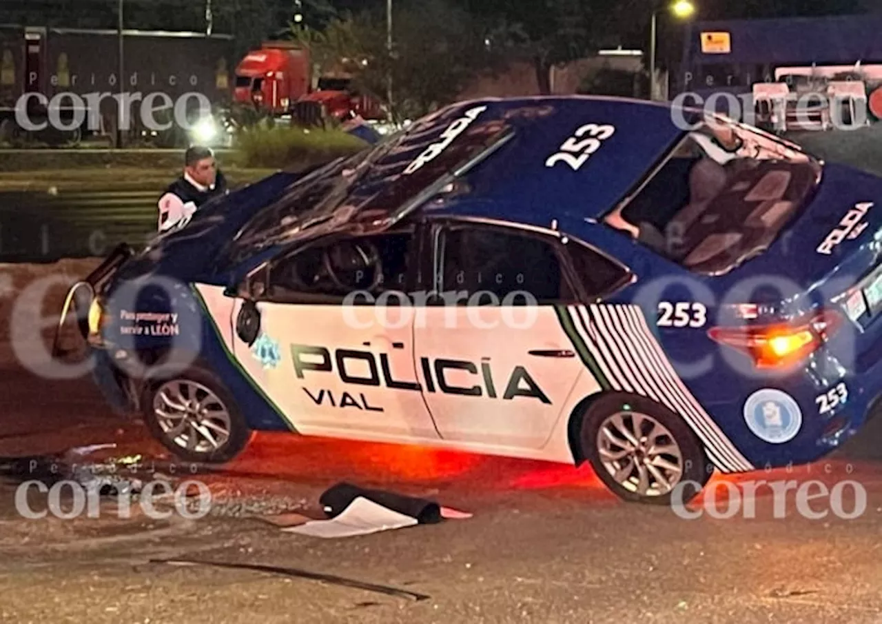 Policía vial vuelca patrulla durante persecución en León