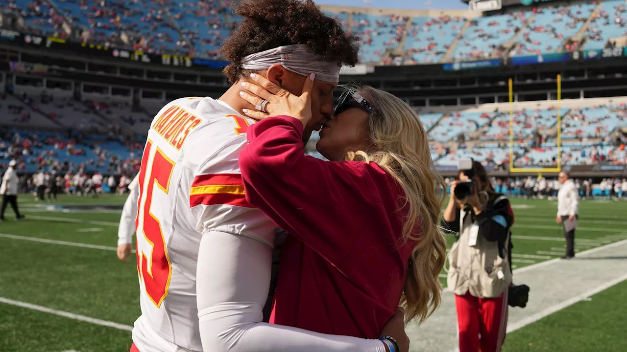 Patrick Mahomes und Brittany ganz verliebt am Spielfeldrand