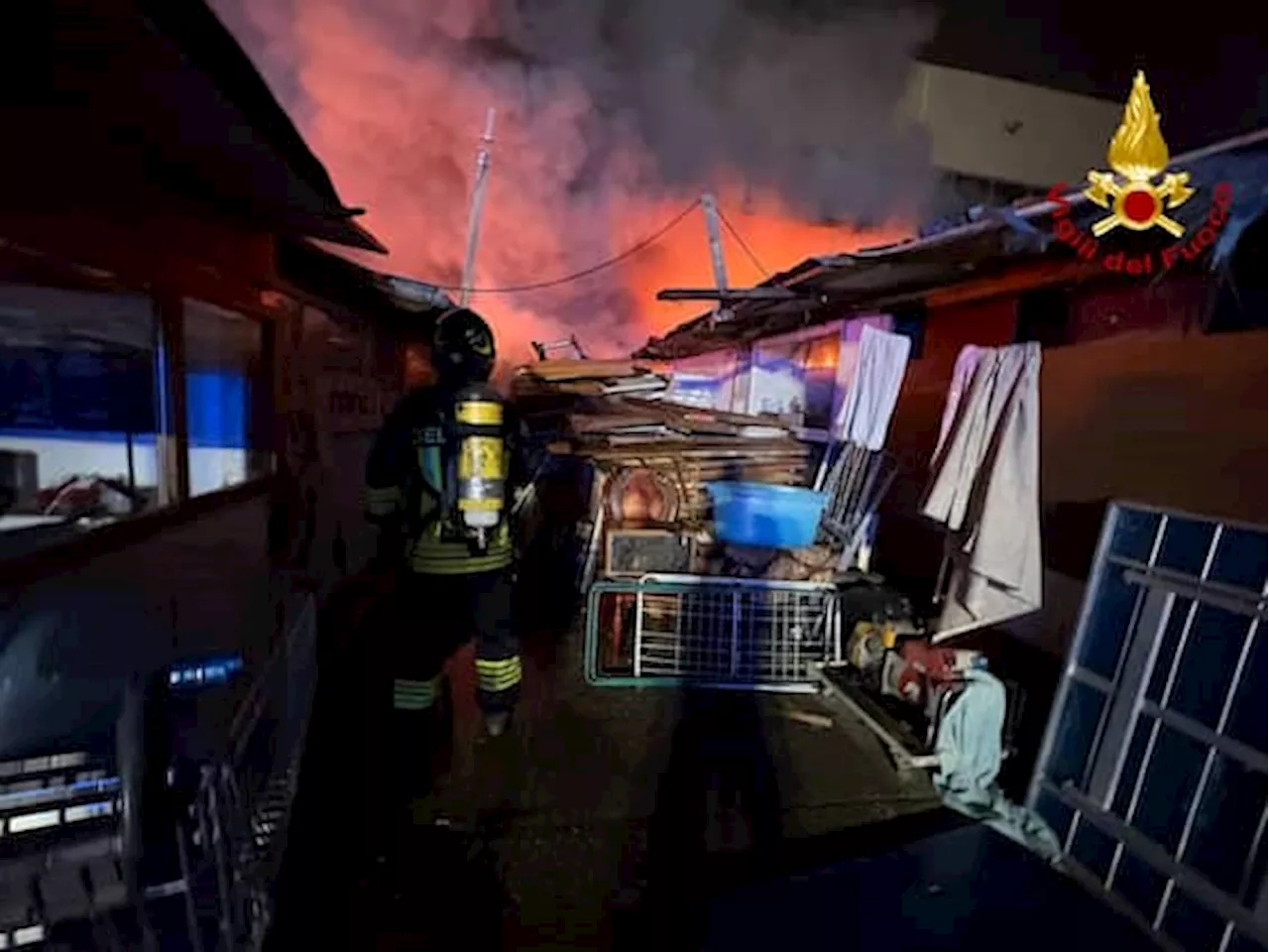 Grande incendio all'ex Poligrafico di Tor Cervara