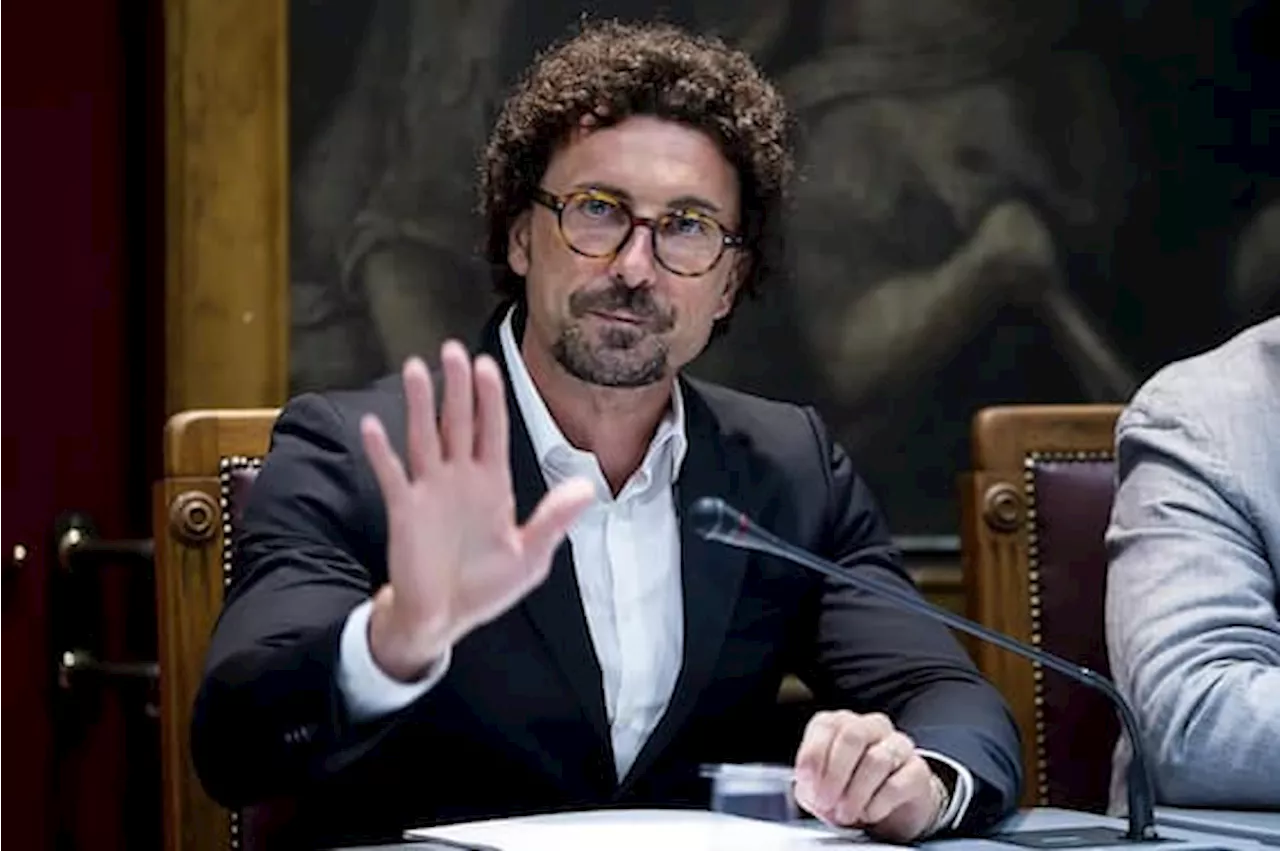 M5S, Toninelli sul voto: “Beppe Grillo impugnerà la norma: il simbolo è suo”