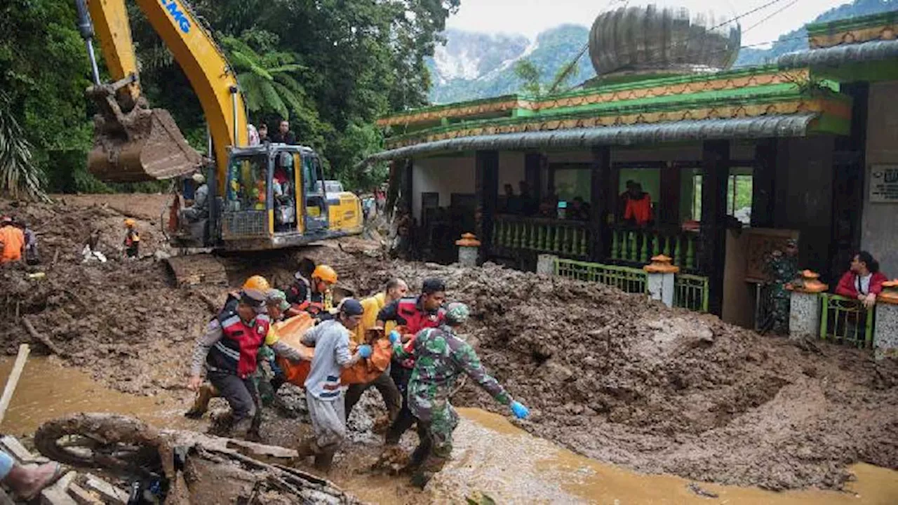 Tim SAR dan Warga Sukarelawan Evakuasi Korban Tanah Longsor di Karo