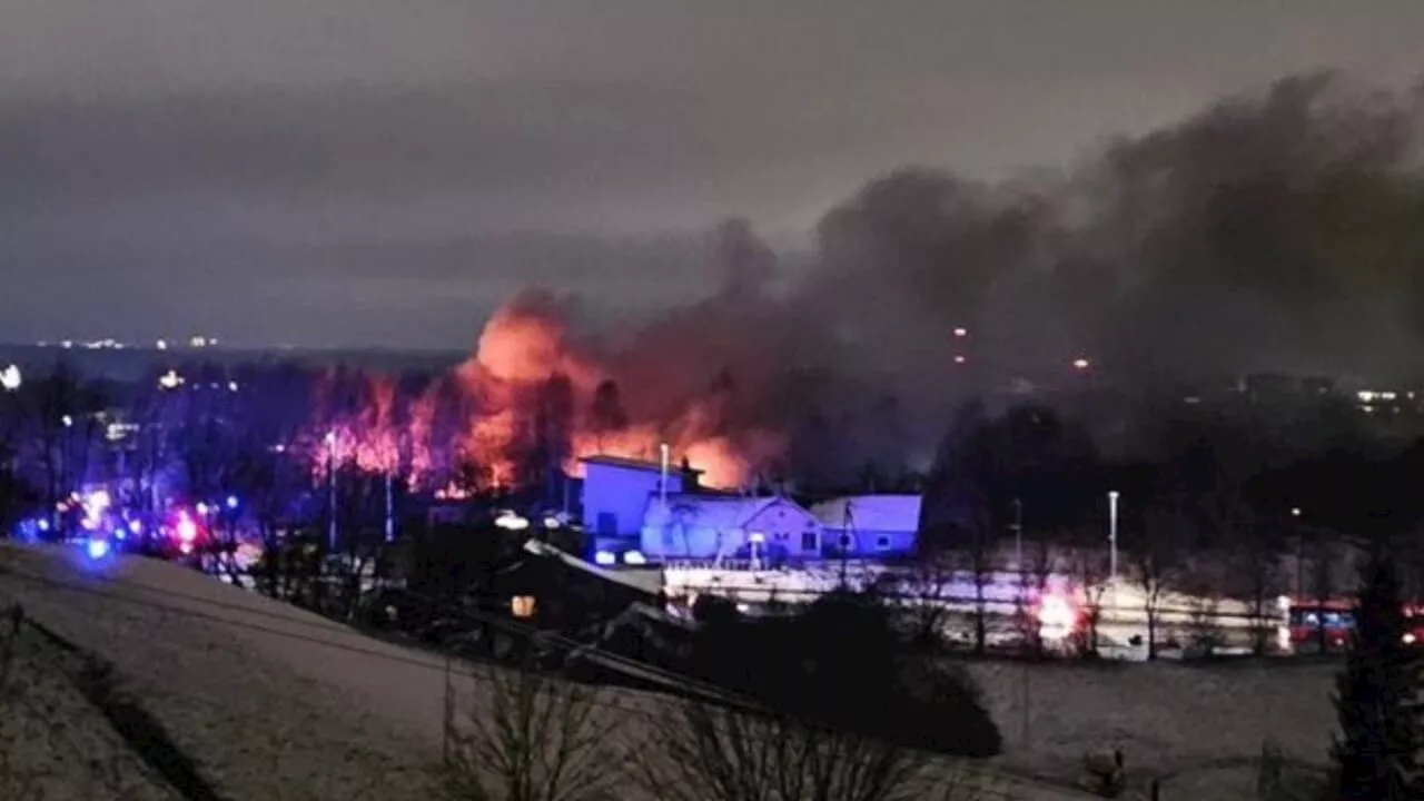 Aereo si schianta contro un palazzo vicino all'aeroporto di Vilnius