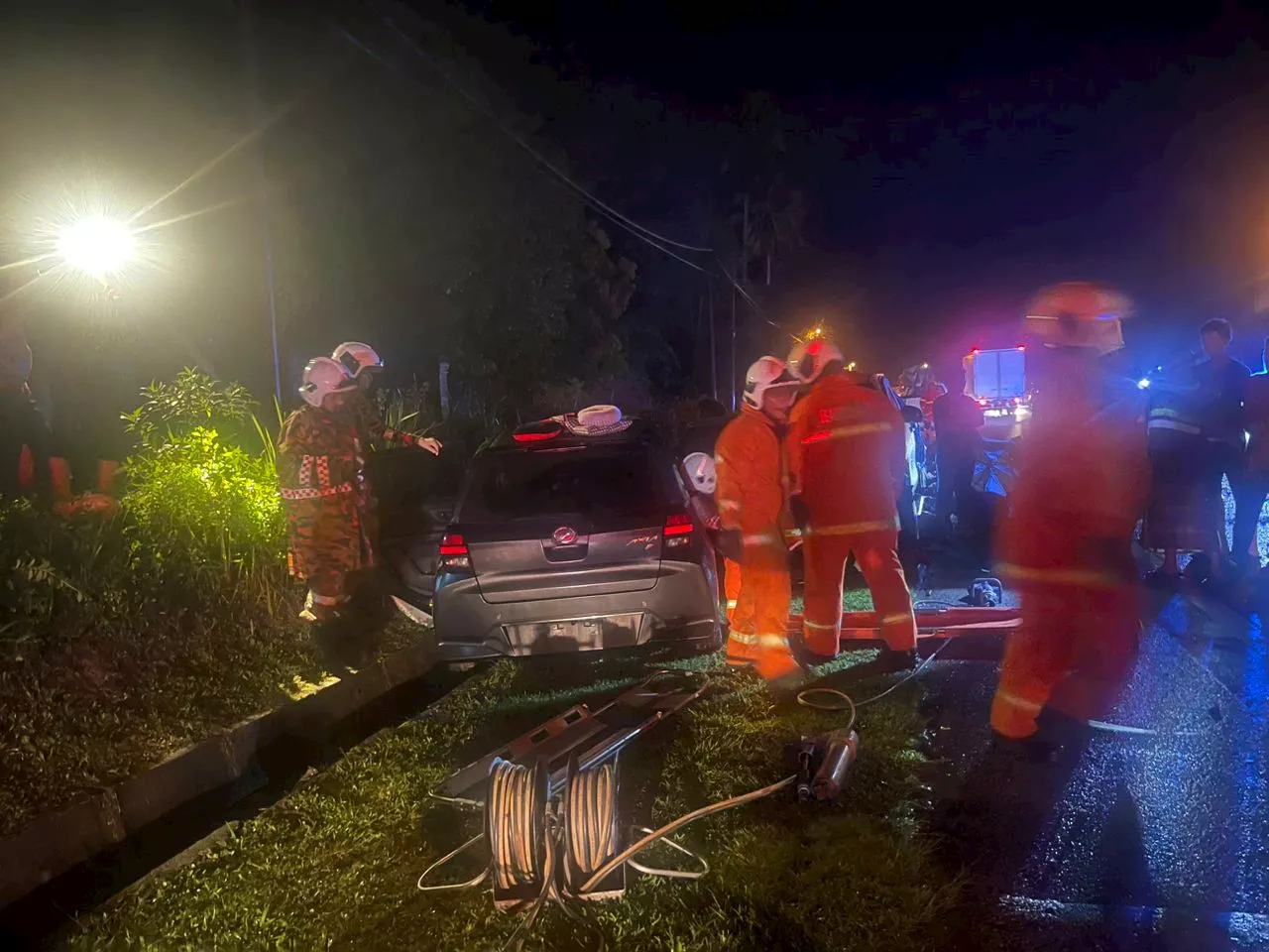 Tiga beranak maut, tiga cedera nahas Axia bertembung Hilux