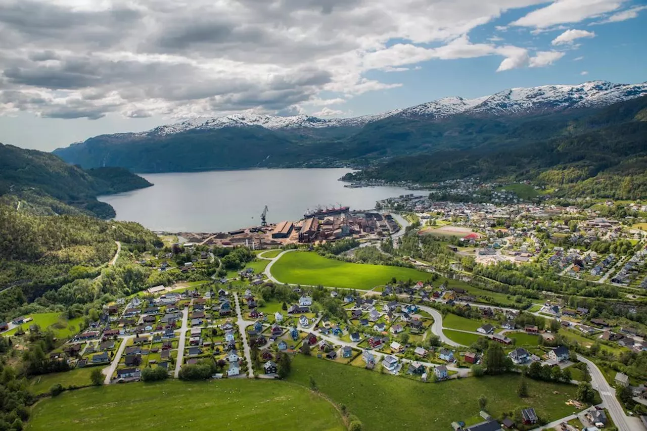 Sauda er isolert på grunn av steinras og uvær