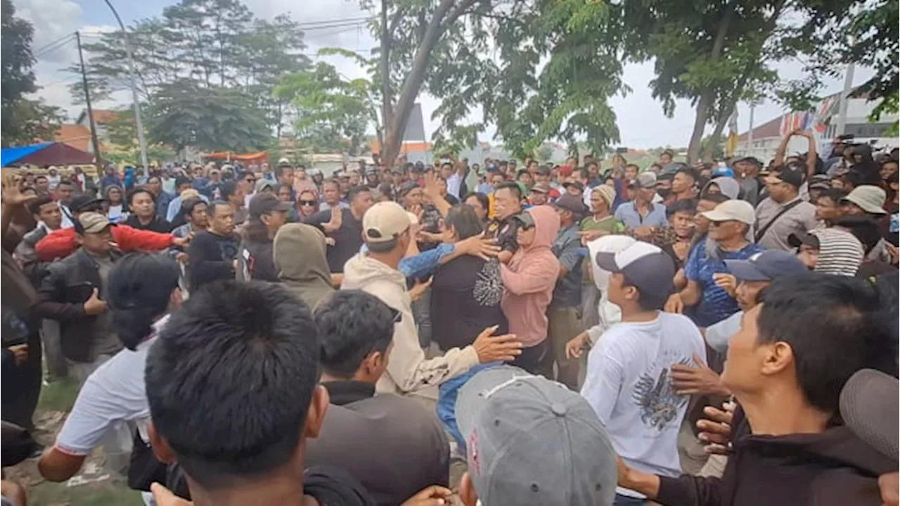 Demo Tuntut Komisioner KPU Brebes Dipecat Berakhir Bentrok