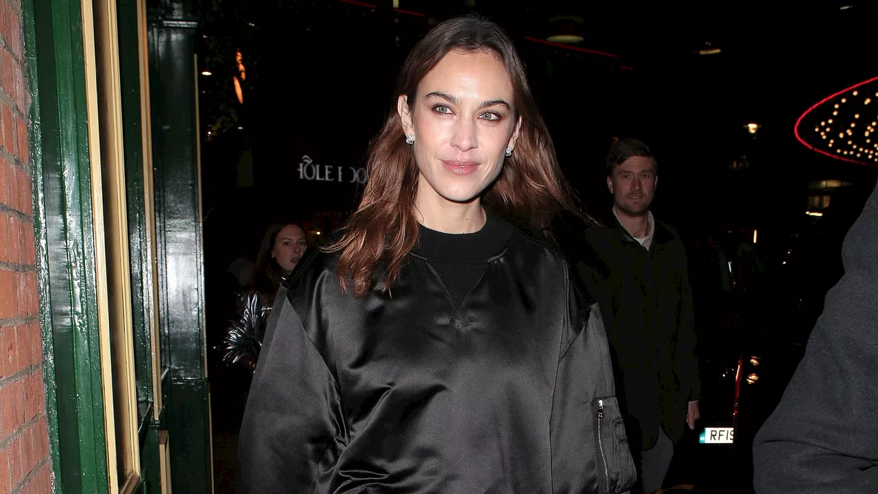 Alexa Chung con le décolleté affilatissime di Prada crea il look da sera perfetto per i Christmas party