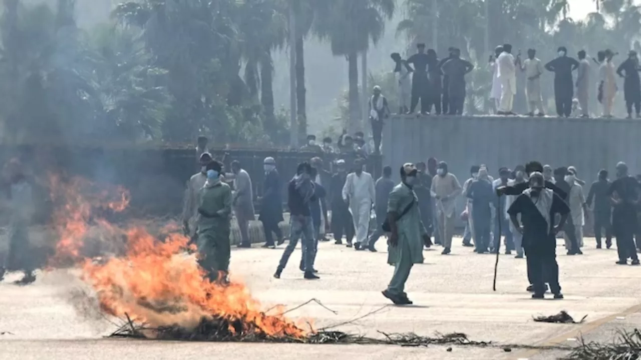 पाकिस्तान के पूर्व प्रधानमंत्री इमरान खान जेल में बंद, सैकड़ों समर्थक इस्लामाबाद में घुस गए