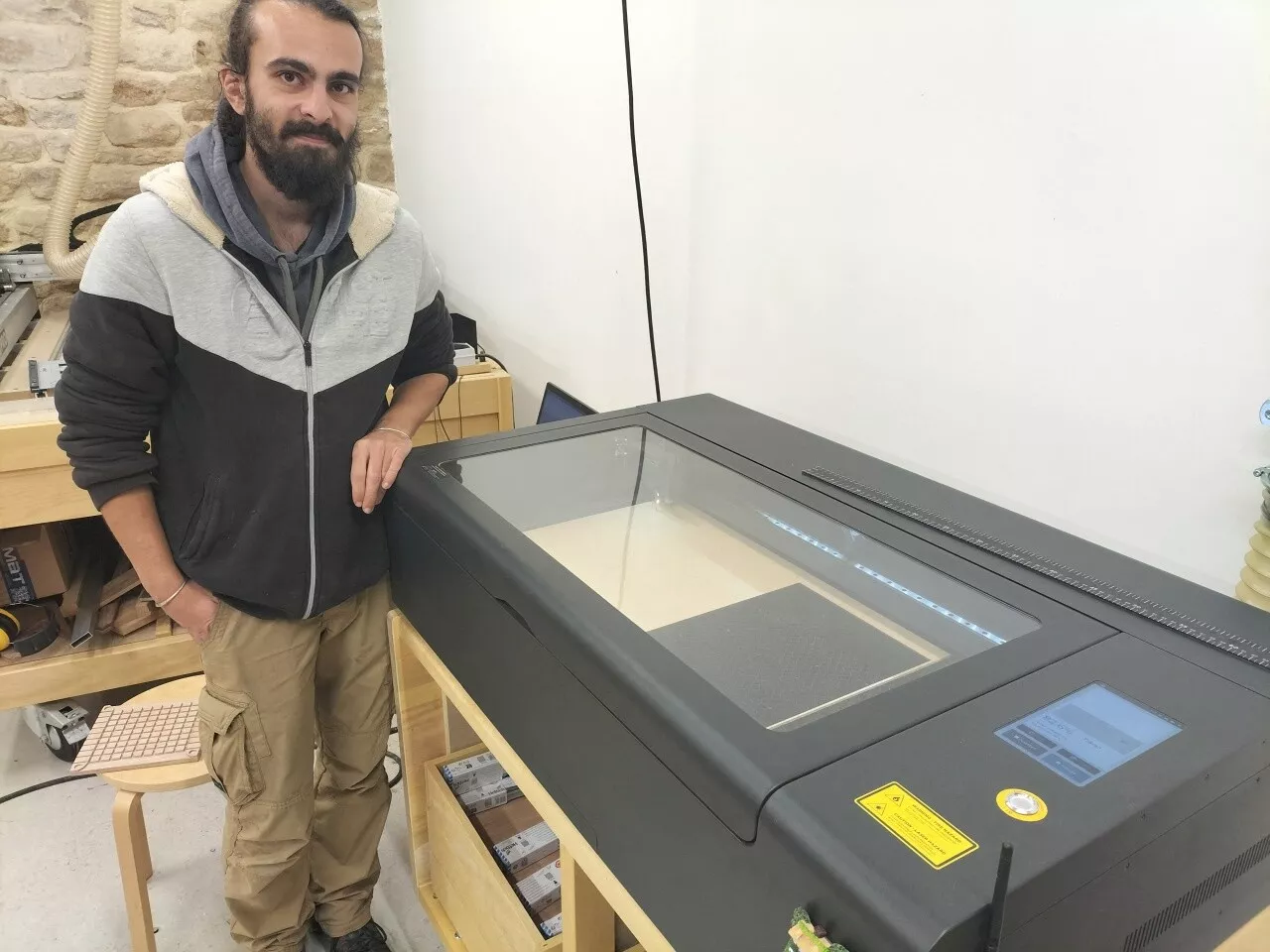 Dans une grange du Cotentin qu'il rénove, Enguerrand ouvre un atelier de haute technologie