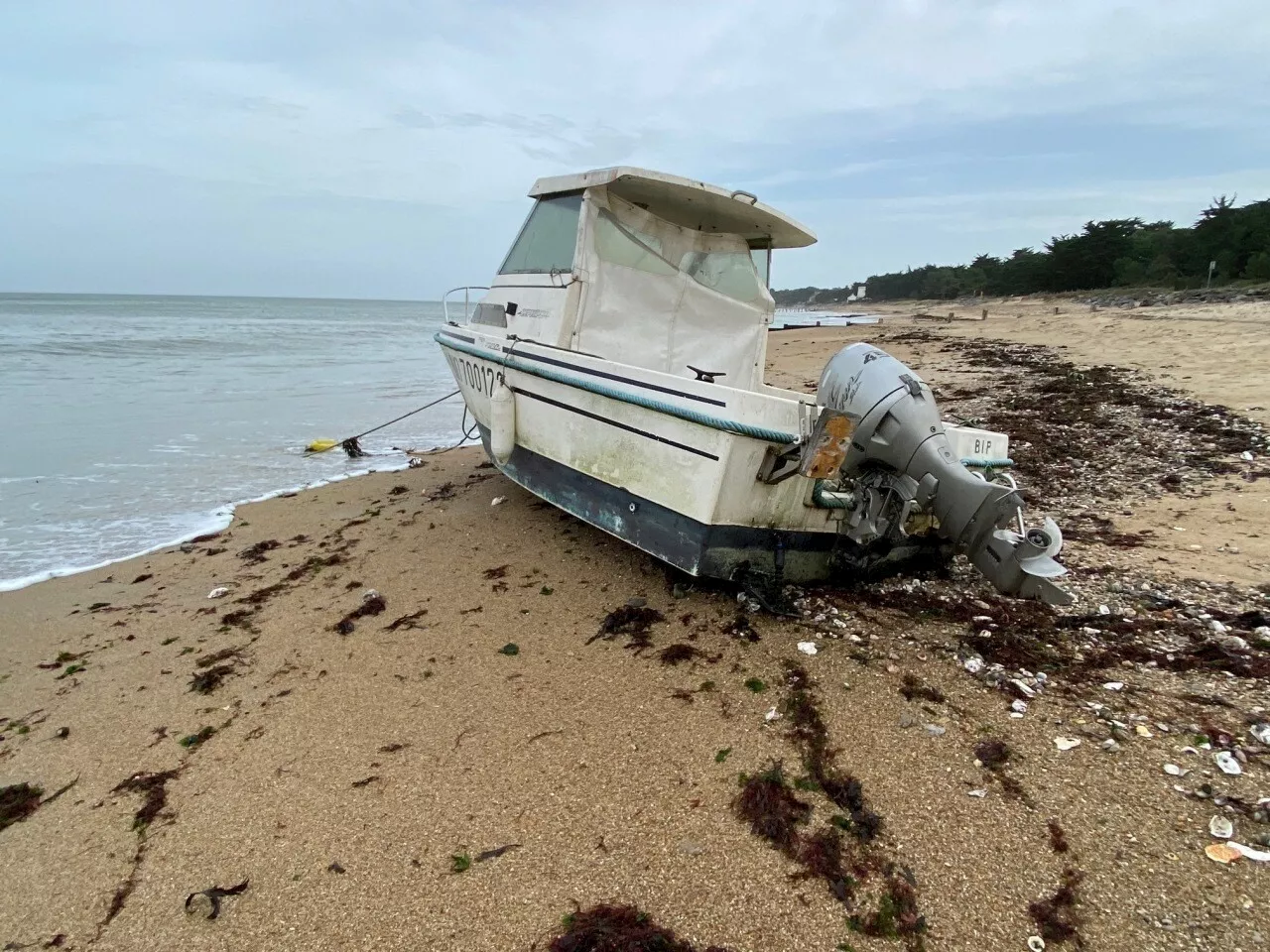 Un bateau échoué après la tempête Caetano sur l'île de Noirmoutier