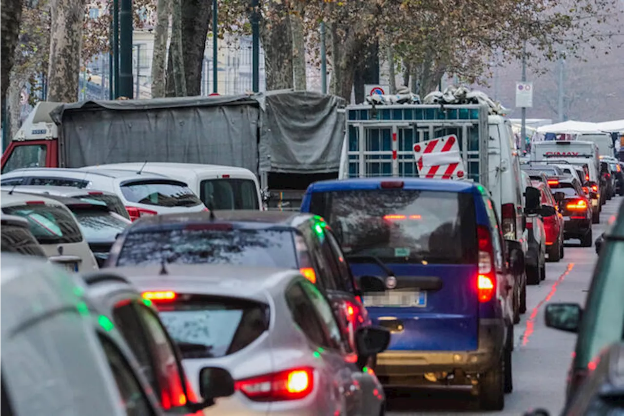 Rapporto mobilità, il 65% degli italiani sceglie ancora l'auto