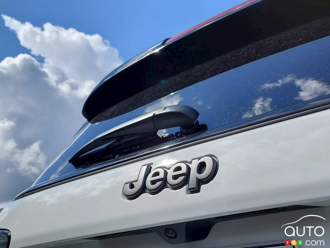 Jeep Plans New Hybrid Compact Crossover to Replace Discontinued Cherokee