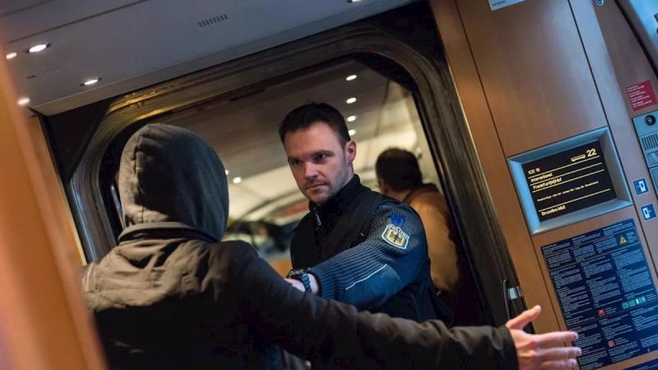 Bahnhof Memmingen: Mann tritt Zugbegleiterin auf einer Treppe ins Gesicht