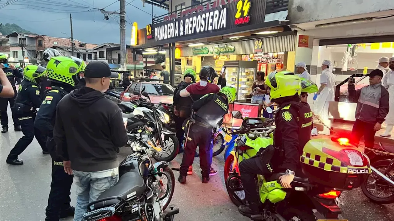 Inmovilizan 22 vehículos e imponen más de 60 comparendos en operativos en Manrique, Medellín