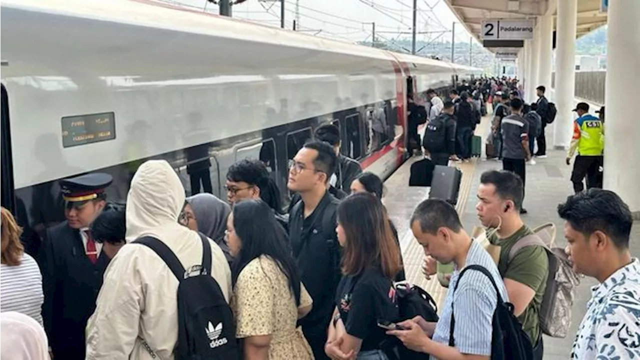 Besok Libur Pilkada, Tiket Kereta Cepat Whoosh Laris Manis Dipesan