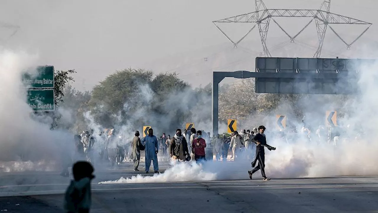 Pakistani police fire tear gas as thousands supporting Imran Khan arrive near capital