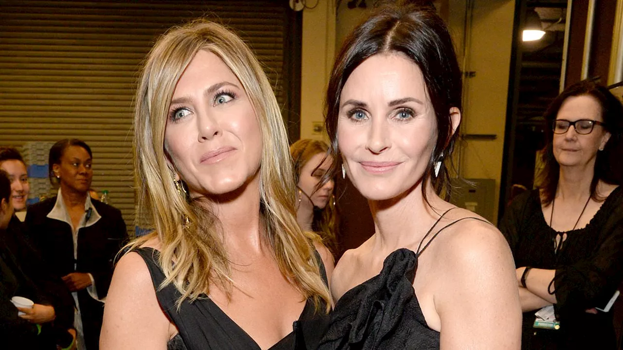 Jennifer Aniston and Courteney Cox Reunite for 'Friendsgiving' Thanksgiving Celebration