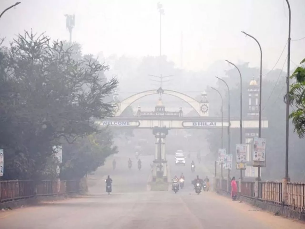 दुर्ग-भिलाई में सुबह से छाने लगा कोहरा...ठंड भी बढ़ी: न्यूनतम तापमान पहुंचा 12 डिग्री, अलाव और गर्म कपड़ों ...