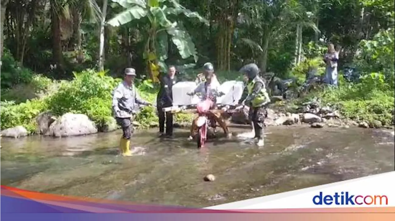 Jatuh Bangun Petugas Kirim Logistik Pilkada ke Daerah Terpencil Tasik