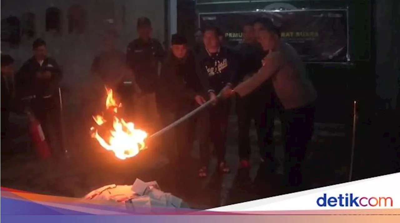 Kala Surat Suara Pilkada Sumedang yang Rusak Dibakar Jadi Abu