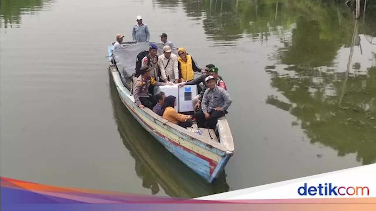 Perahu Antar Logistik Pilkada ke 3 Daerah Terpencil di Sidoarjo