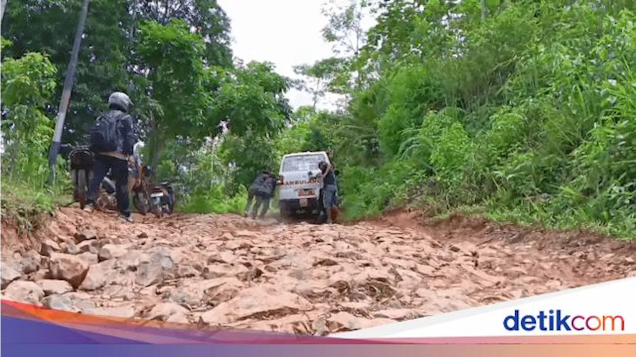 Perjuangan Mengantar Logistik Pilkada ke Kampung Adat di Sukabumi