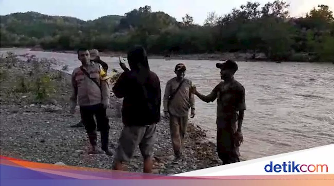 Polisi-Panita Pemungutan Suara Terjebak Banjir di Amfoang Kupang