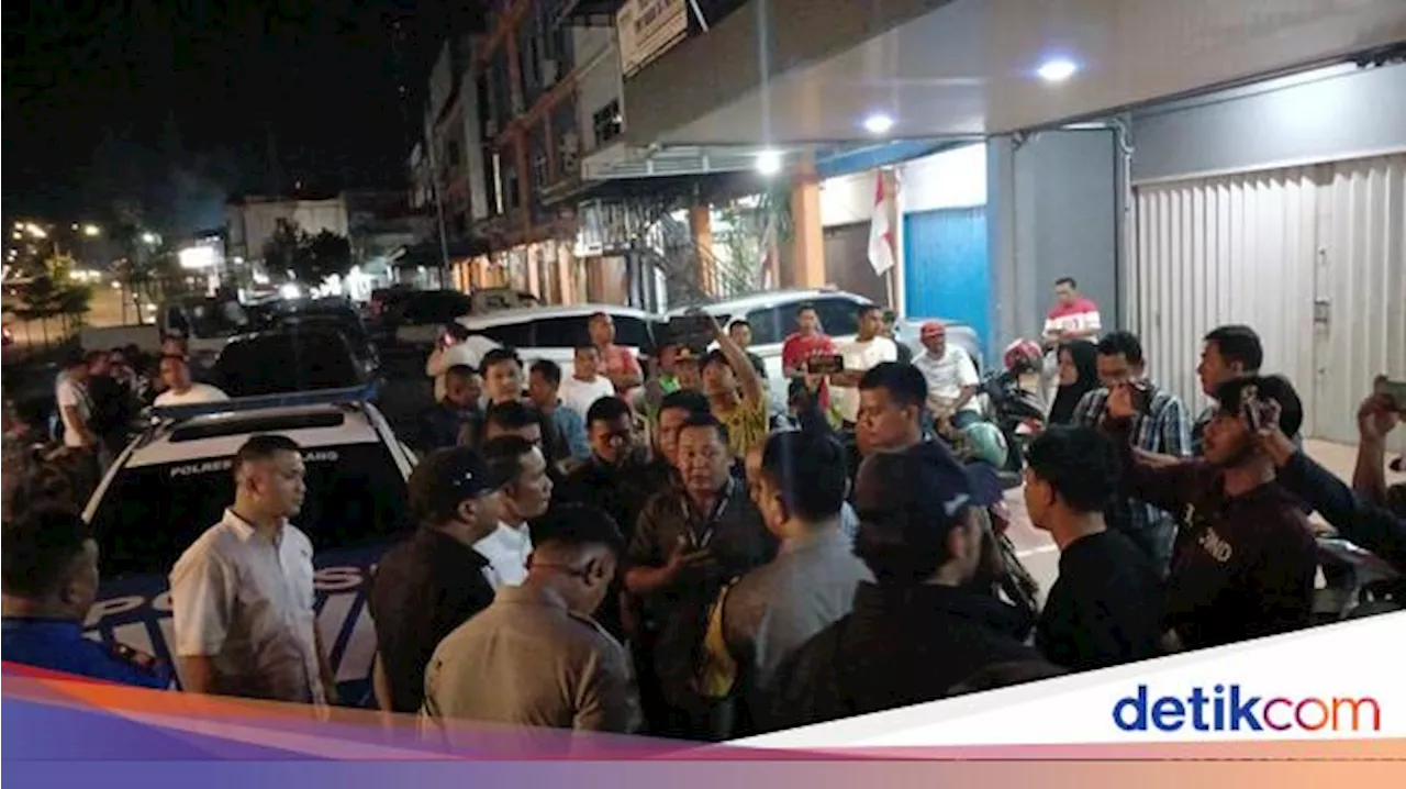 Wanita Tertangkap Saat Membagikan Uang Untuk Pilkada Batam